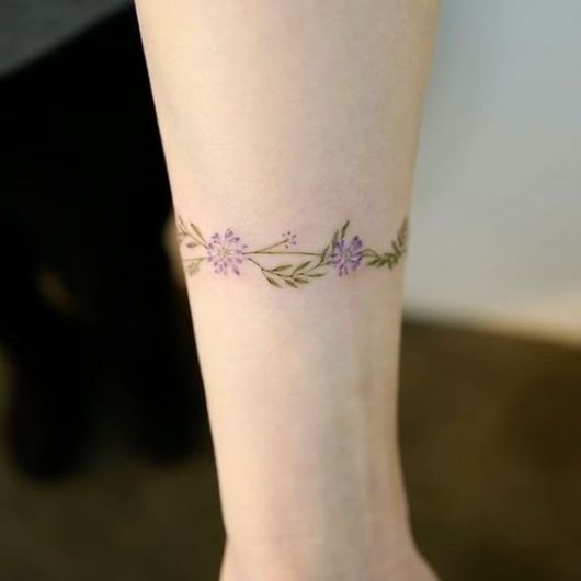 Tatuagem com flor colorida.