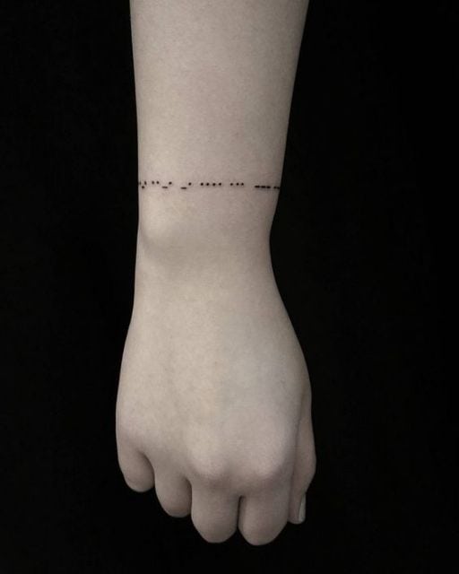 Tatuagem bracelete feminino com frase.