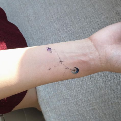 Tatuagem com imagem de constelação.