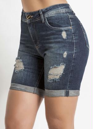 Bermuda jeans lavagem desbotada com barra dobrada, com cintura alta e detalhes rasgados.
