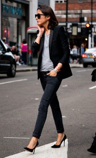 Modelo usa blazer preto, camisetinha e calça jeans preta.