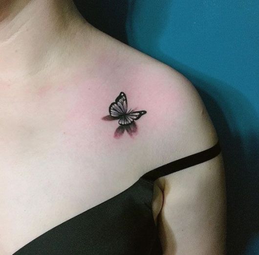 Tatuagem de borboleta no ombro.