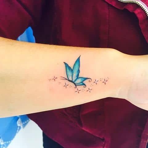 Modelo de tatuagem borboleta azul no pulso.