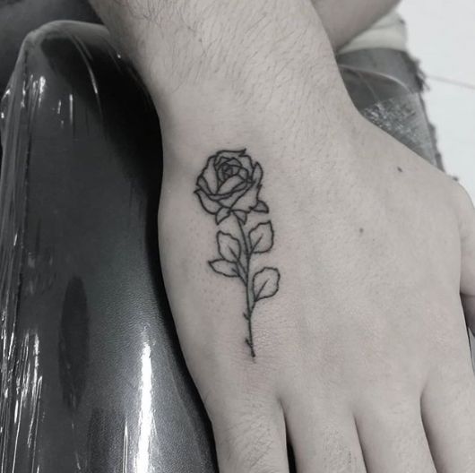 tatuagem delicada na mão