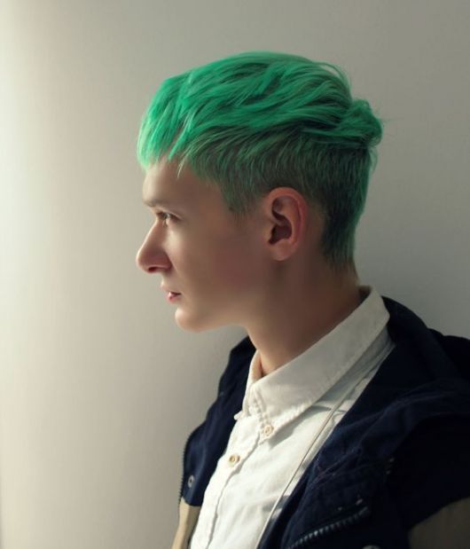 cabelo verde masculino verde água com loiro