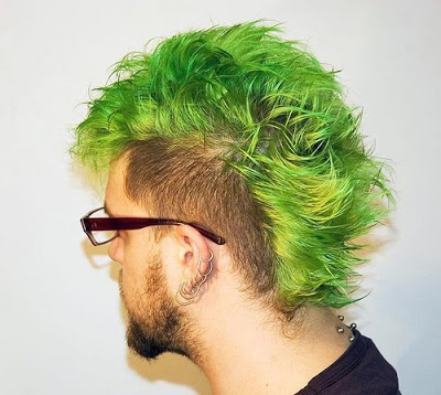 cabelo verde masculino com moicano alto