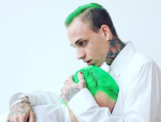 topete colorido em cabelo verde masculino