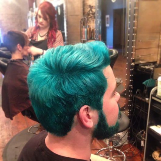 cabelo verde masculino descolorido
