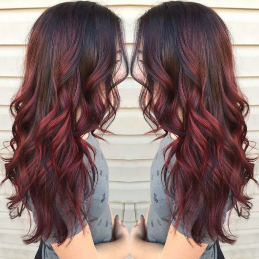 cabelos vermelhos com mechas pretas em cabelo longo
