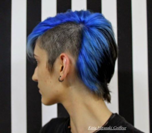 Sidecut feminino em cabelo azul