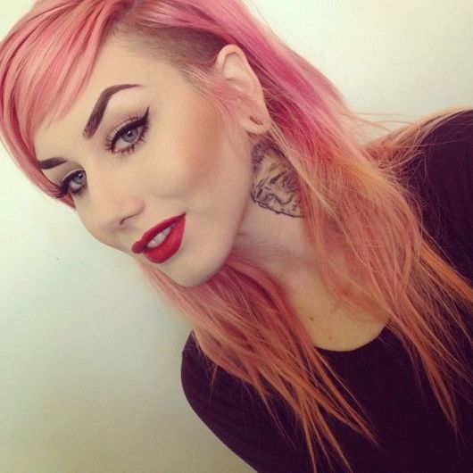 Sidecut feminino em cabelo rosa
