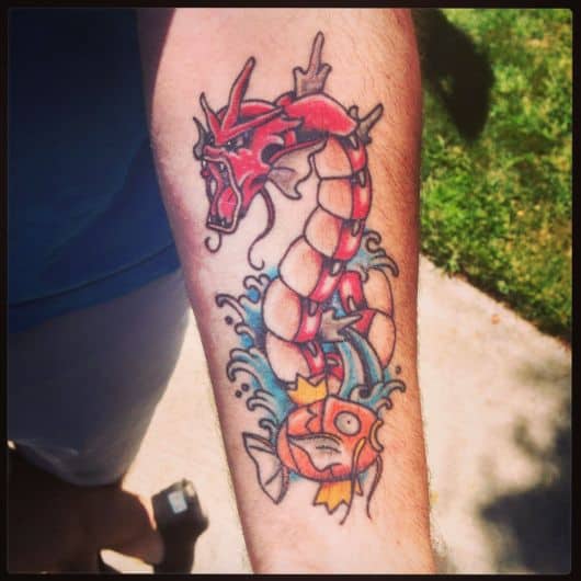 Tatuagem de carpa inspirada em Pokémon