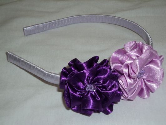 Tiara de flores de cetim lilás