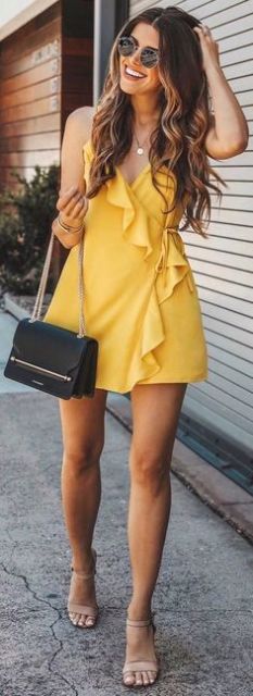 vestido curto amarelo