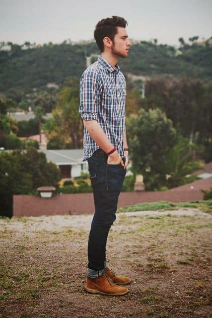 Camisa social masculina listrada com jeans e bota