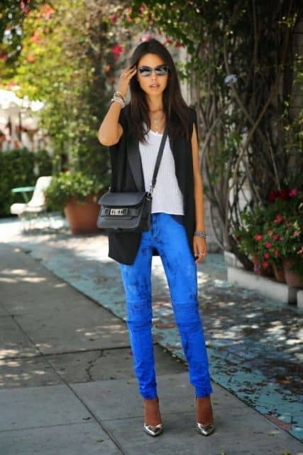 colete social feminino com calça jeans azul