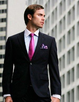 O look executivo também pode contar com a gravata rosa