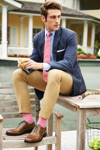 Usar meias rosas com a gravata é uma tendência bem interessante também