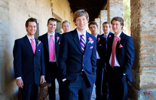 Todos os padrinhos usando gravata rosa 