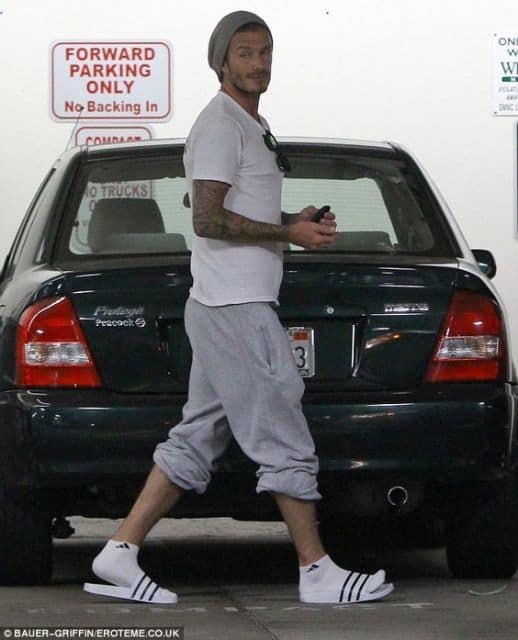 David Beckham também já foi visto usando chinelo slide com meia