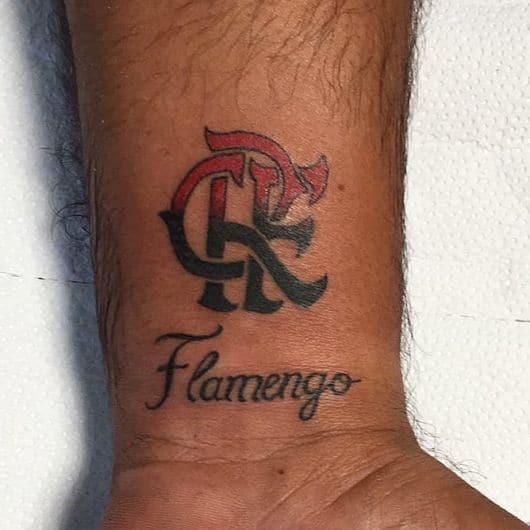 Tatuagem do Flamengo no pulso, que tal?