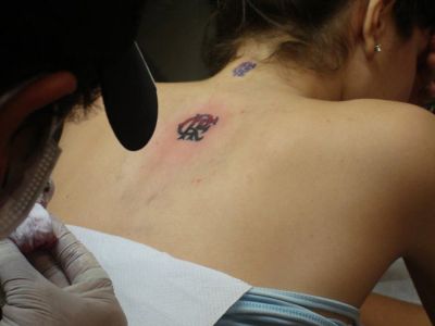 Tatuagem do Flamengo feminina e delicada nas costas