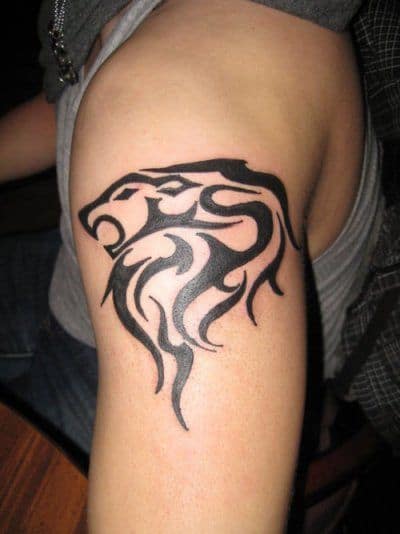 Tatuagem de leão tribal no braço