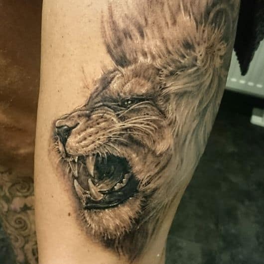 Tatuagem de leão no braço