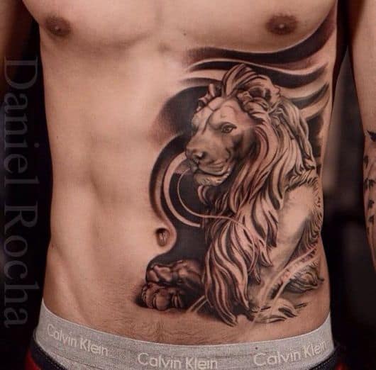 Tatuagem de leão masculina na barriga
