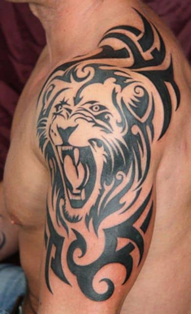 Tatuagem tribal que vai do ombro ao braço