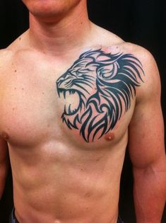 Tatuagem de leão tribal no peito