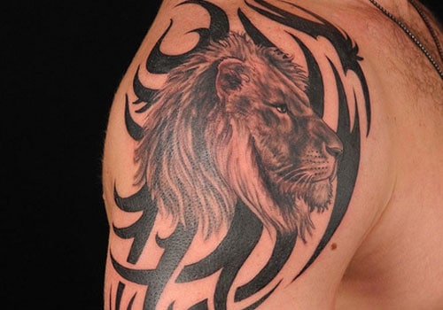 Detalhes no estilo tribal em meio a um leão sombreado