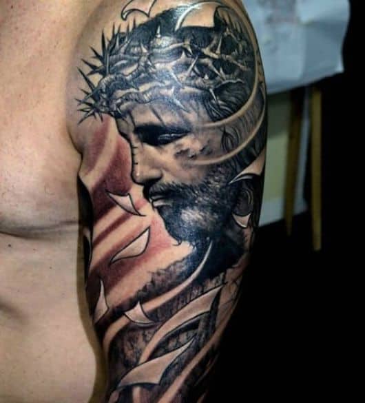 Tatuagem com padrão religioso, super convencional