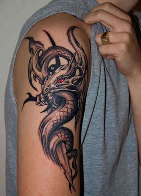 O dragão também é um modelo muito comum em tatuagens masculinas no braço