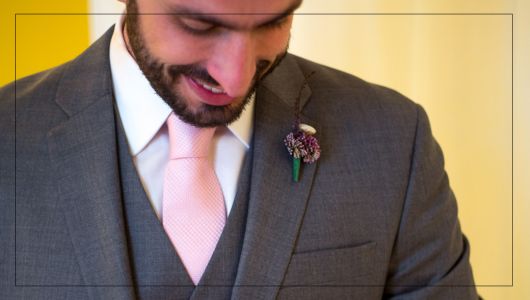 Gravata rosa com terno cinza para o noivo