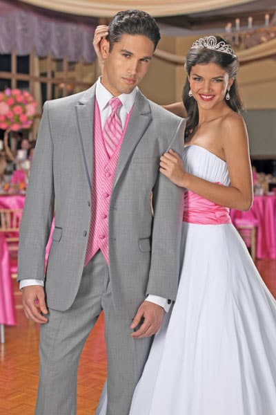 Com colete rosa para um casamento