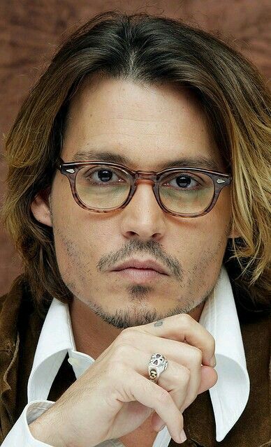 Johnny Depp com óculos tartaruga.