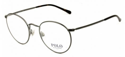 óculos com adesivo Polo na lente.