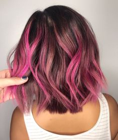 Californiana em cabelo curto rosa
