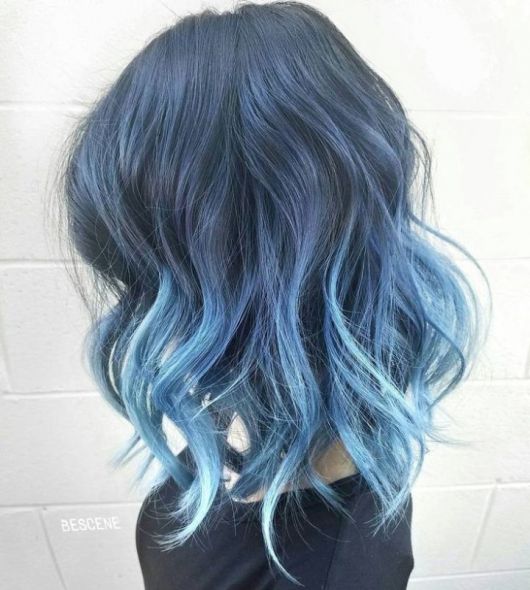 Californiana em cabelo curto azul