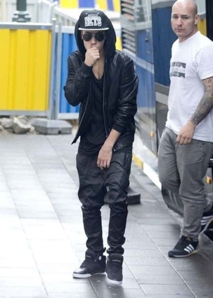 Look all black de Justin Bieber copiado por muitos rapazes