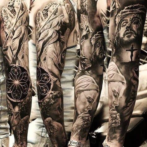 São muitos elementos complementares que destacam a tatuagem no braço fechado masculino