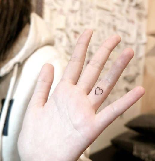 tatuagem parte de dentro dedo anelar