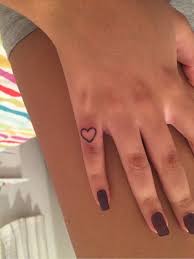 tatuagem coração dedinho