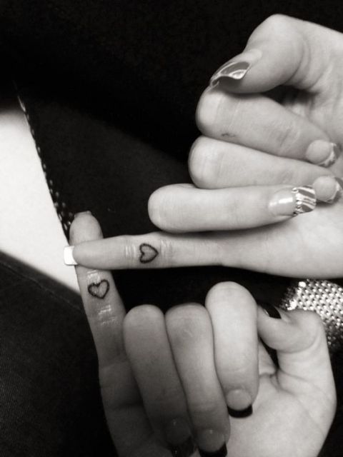 tatuagem de amigas no dedo