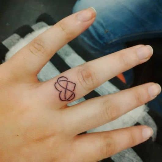 tatuagem de coração com símbolo do infinito