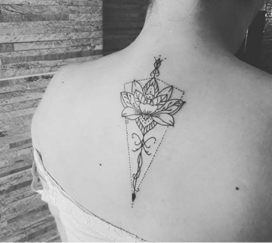 modelo com tatuagem flor de lótus nas costas.