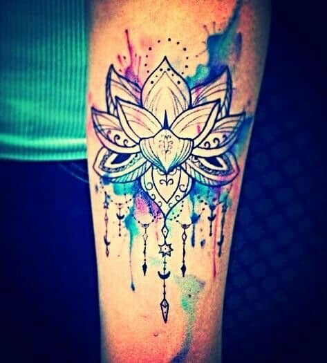 tatuagem flor de lótus no braço.