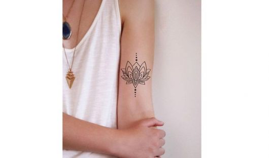 tatuagem de mandala flor de lotus no antebraço.