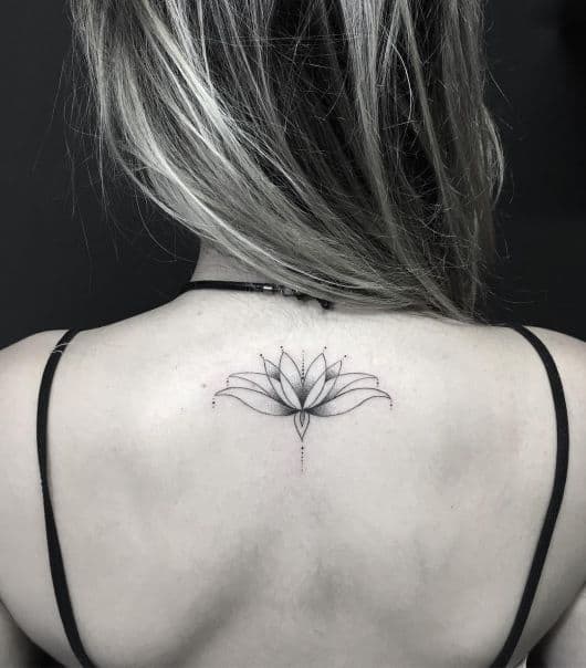tatuagem flor de lótus traço fino nas costas.